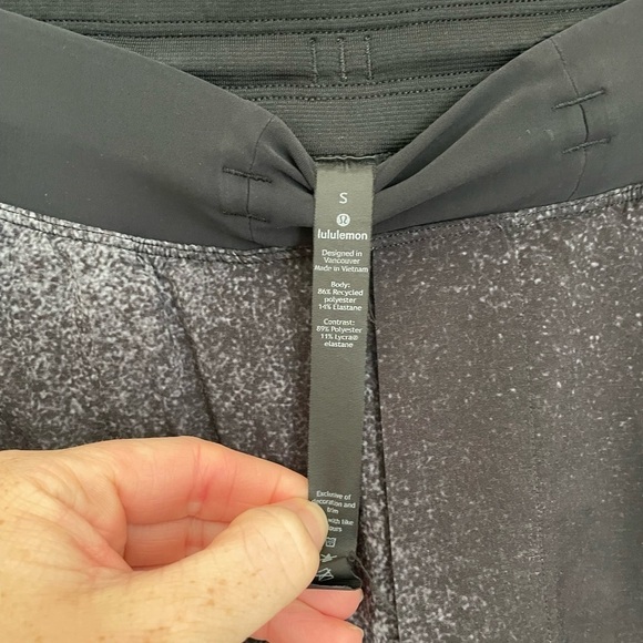 Lululemon T.H.E. Short Linerless 11"
Ocean Spray Ice Grey Black size small - Picture 5 of 7